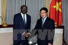 El secretario general de la Conferencia de Naciones Unidas sobre Comercio y Desarrollo (UNCTAD), Mukhisa Kituyi, en un encuentro en Hanoi con el viceprimer ministro y canciller vietnamita, Pham Binh Minh