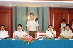 Oficiales jóvenes Vietnam-Singapur realizan encuentro de intercambio