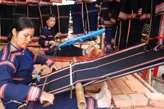 Vestuario tradicional de Ba Na muestra diversidad cultural de la región altiplana
