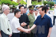 El primer ministro Nguyen Tan Dung sostuvo hoy contactos con los electores del distrito de Thuy Nguyen, ciudad norteña de Hai Phong