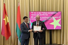 El embajador Dang Van Ngu entrega certificado a personas que aportan a la amistad entre los dos países. (Fuente: VNA)
