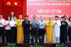 El primer ministro de Vietnam, Pham Minh Chinh, y la delegación parlamentaria de la ciudad deltaica de Can Tho, se reúnen con los votantes en el distrito de Thot Not. (Fuente: VNA)