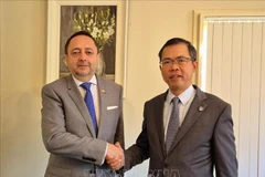 El embajador vietnamita en Australia, Pham Hung Tam, con su homólogo de Ecuador, Arturo Cabrera Hidalgo. (Fuente: VNA)