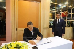 El primer ministro tailandés, Srettha Thavisin, escribe en el libro de condolencias. (Fuente: VNA)
