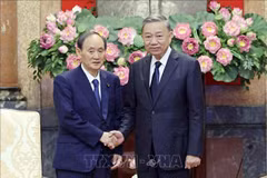 El presidente de Vietnam, To Lam, recibe en Hanoi al enviado especial del Primer Ministro japonés y también expreemier de ese país, Suga Yoshihide. (Fuente: VNA)