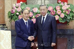 El presidente de Vietnam, To Lam, recibe en Hanoi al enviado especial del Primer Ministro japonés y también expreemier de ese país, Suga Yoshihide. (Fuente: VNA)