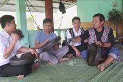 En una clase de enseñanza de tocar instrumentos musicales. (Fuente: VNA)