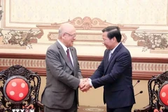 Phan Van Mai, presidente del Comité Popular municipal, con Tsutommu Takebe, asesor especial de la Alianza Parlamentaria de Amistad Japón-Vietnam. (Fuente: VNA)