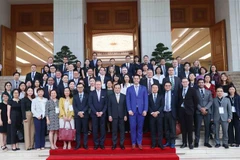 El viceprimer ministro vietnamita Tran Luu Quang y delegados (Fuente: VNA)