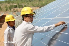 Instalación de un sistema de energía solar en el techo. (Fuente: Vietnamplus)