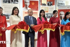 El embajador de Vietnam en Francia, Dinh Toan Thang, y a directora de la Zona de reliquias dedicada al Presidente Ho Chi Minh en el Palacio Presidencial (en Hanoi), Le Thi Phuong (Fuente:VNA)