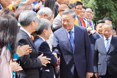 El secretario general del Partido Comunista y presidente de Vietnam, To Lam, y la delegación de la Asociación de Pequeñas y Medianas Empresas de Vietnam. (Fuente: VNA)