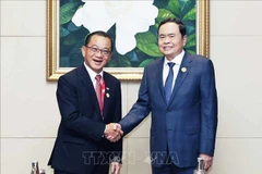 El presidente de la Asamblea Nacional (AN) de Vietnam, Tran Thanh Man, con su homólogo de Singapur, Seah Kian Peng. (Fuente: VNA)