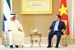 El primer ministro de Vietnam, Pham Minh Chinh, y el titular de Industria y Tecnología Avanzada de EAU, Sultan bin Ahmed Al Jaber. (Fuente: VNA)
