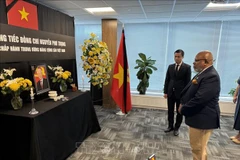 El presidente de la Asamblea General de las Naciones Unidas del 78 periodo de sesiones, Dennis Francis, rinde homenaje al secretario general del Partido Comunista de Vietnam, Nguyen Phu Trong. (Fuente: VNA)