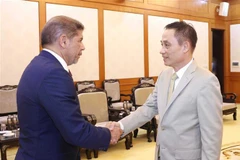 El secretario del Comité Central del PCV y jefe de su Comisión de Relaciones Exteriores, Le Hoai Trung. y el miembro del Buró Político del Partido Revolucionario Moderno y ministro de Agricultura de República Dominicana, Limber Lucas Cruz López (Fuente: VNA)