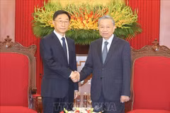 El secretario general del Comité Central del Partido Comunista de Vietnam (PCV) y presidente, To Lam, y Liu Ning, miembro del Comité Central del Partido Comunista de China (PCCh) y secretario del Comité del PCCh de la Región Autónoma Zhuang de Guangxi de China. (Fuente: VNA)