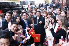 El primer ministro vietnamita, Pham Minh Chinh, y los compatriotas en Rusia. (Fuente: VNA)
