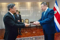 El embajador de Vietnam en Cuba, concurrente a Costa Rica, Le Quang Long, entrega cartas credenciales al presidente costarricense, Rodrigo Chaves Robles. (Fuente: VNA)