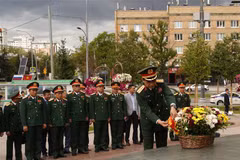 El ministro de Defensa de Vietnam, general Phan Van Giang, coloca una ofrenda floral ante el monumento del Presidente Ho Chi Minh en Moscú. (Fuente: VNA)