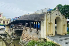 Arquitectura única del puente de azulejos Thuong Nong en provincia de Nam Dinh