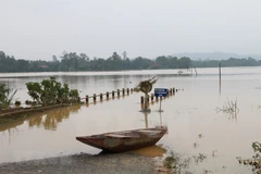 Pobladores en provincia centrovietnamita continúan combate contra las inundaciones 