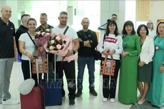 Turistas checos se toman fotografías de recuerdo con gerentes del Centro de Promoción de Inversión, Comercio y Turismo de Kien Giang. (Fuente:VNA)