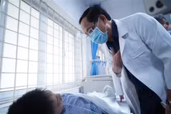 El vicepresidente de la Asamblea Nacional, Tran Quang Phuong, visita a las víctimas del incendio en el Hospital del Transporte en Hanoi. (Fuente:VNA)