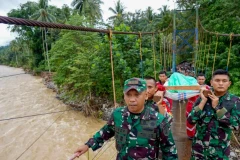 Fuerzas de rescate realizan actividades. (Fuente:AFP)