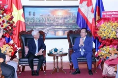 Vo Van Hoan, vicepresidente del Comité Popular de Ciudad Ho Chi Minh, felicitó a Chan Sorykan, cónsul general de Camboya en la urbe (derecha), con motivo del 71º aniversario del Día Nacional de Camboya. (Fuente: VNA)