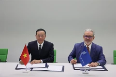 El vicepresidente del Tribunal Popular Supremo de Vietnam, Nguyen Tri Tue, y el subdirector general a cargo del Sector de Propiedad Intelectual y Ecosistema de Innovación en la OMPI, Marco Alemán, firman un memorando de entendimiento de cooperación. (Fuente: VNA)