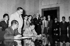 El viceministro de Defensa Nacional, Ta Quang Buu, en nombre del Gobierno y del Comando General del Ejército Popular de Vietnam, firmó el Acuerdo de Armisticio en Vietnam. (Fuente: VNA)