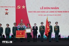 El presidente de Vietnam, Luong Cuong, otorgó el título de Héroe de las Fuerzas Armadas Populares al Instituto Aeroespacial Viettel. (Fuente: VNA)