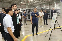 El presidente de la Asamblea Nacional de Armenia, Alen Simonyan, y su comitiva se encuentran en la compañía de fabricación y ensamblaje de automóviles Hyundai Thanh Cong. (Fuente: VNA)