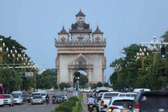 Automóviles circulan en la calle en Laos. (Foto: Laosian Times)