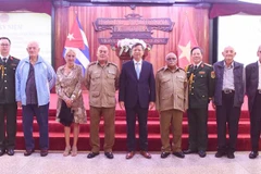 El embajador Le Quang Long y el coronel Bui Xuan Phong, agregado de defensa, se fotografiaron con veteranos cubanos que ayudaron a Vietnam. (Fuente: VNA)