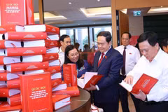 El presidente de la Asamblea Nacional, Tran Thanh Man, y delegados visitan el área de exhibición del libro del secretario general del Partido Comunista, Nguyen Phu Trong. (Fuente:VNA)
