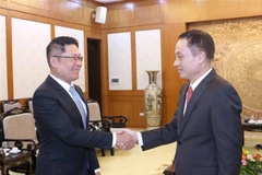 Le Hoai Trung, secretario del Comité Central del Partido Comunista de Vietnam y jefe de su Comisión de Relaciones Exteriores, recibe a Valaxay Lengsavad subjefe de la Comisión de Relaciones Exteriores del Comité Central del Partido Popular Revolucionario de Laos. (Fuente:VNA)