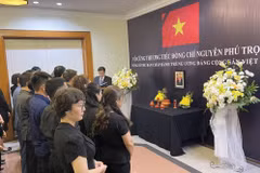 Embajadas vietnamitas en el extranjero rinden tributo al secretario general de PCV