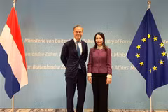 La viceministra de Relaciones Exteriores de Vietnam, Nguyen Minh Hang, y el príncipe Jaime de Borbón-Parma, embajador para el clima de los Países Bajos. (Fuente:VNA)