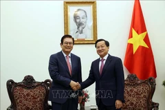El viceprimer ministro vietnamita Le Minh Khai recibe a Lee Sang Woon, vicepresidente y director ejecutivo de Hyosung, (Fuente:VNA)