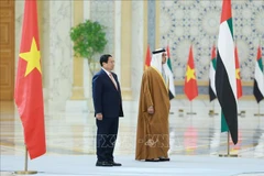 El vicepresidente de los Emiratos Árabes Unidos (EAU), Sheikh Mansour bin Zayed Al Nahyan, ofreció una ceremonia oficial de bienvenida con 21 disparos de salvas de cañones en el Palacio Presidencial en Abu Dhabi para el primer ministro de Vietnam, Pham Minh Chinh. (Fuente:VNA)