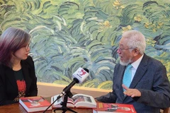 El autor Cho Chul-hyeon en la entrevista. (Fuente:VNA)