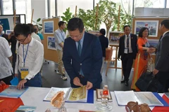 En la exposición de fotos sobre mares e islas vietnamitas. (Fuente:VNA)
