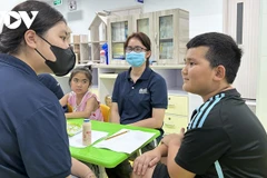 Nguyen Hoang Bao, de 9 años, que vive en Lam Dong, conversa con entusiasmo en inglés con la maestra. (Foto: Internet)