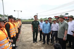 El secretario general del Partido Comunista y presidente de Vietnam, To Lam, alentó y entregó obsequios a las fuerzas de rescate en la comuna de Truong Sinh, distrito de Son Duong, provincia de Tuyen Quang. (Fuente: VNA)