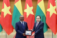 El presidente de la Asamblea Nacional de Vietnam, Tran Thanh Man, y el presidente de Guinea-Bissau, Umaro Sissoco Embaló. (Fuente:VNA)