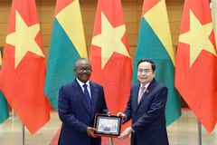 El presidente de la Asamblea Nacional de Vietnam, Tran Thanh Man, y el presidente de Guinea-Bissau, Umaro Sissoco Embaló. (Fuente:VNA)