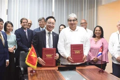 El vicedirector general de la Voz de Vietnam (VOV), Pham Manh Hung, y el presidente del Instituto de Información y Comunicación Social de Cuba (ICS), Alfonso Noya Martínez, firmaron un nuevo acuerdo de cooperación bilateral. (Fuente:VNA)