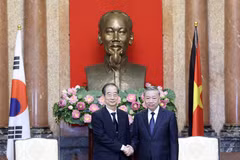 El presidente vietnamita, To Lam, y el primer ministro de Corea del Sur, Han Duck Soo. (Fuente:VNA)